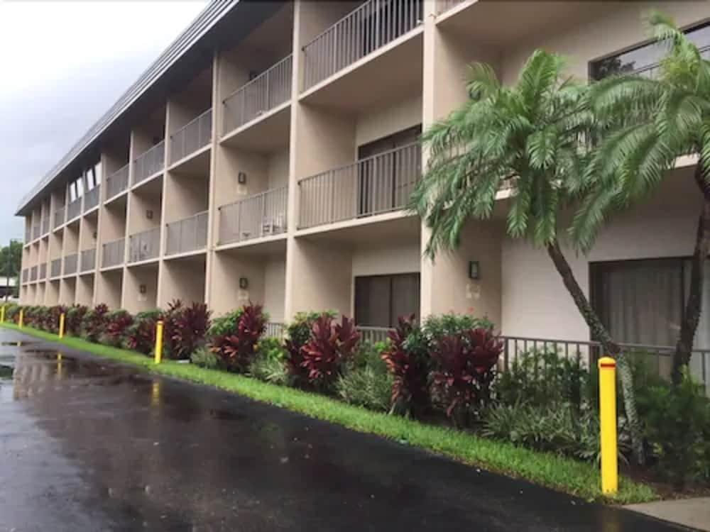 Baymont By Wyndham Bonita Springs Hotel Bagian luar foto